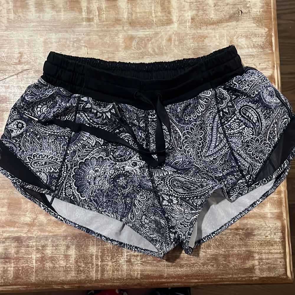 Lululemon hotty hot shorts size 4, 2.5 inch inseam